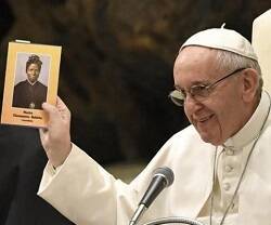 El Papa Francisco en 2018 con una imagen de Santa Josefina Bakhita, que fue esclava en África antes de ser religiosa en Italia