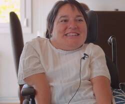 Memé Alsina, casi paralizada del todo, pero alegre, previene de la mentalidad eutanásica