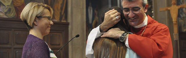 Don Antoni Vadell abraza a una chica, tras recibir el sacramento de la confirmación.