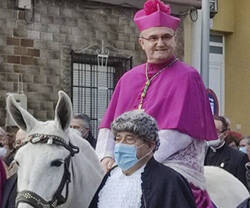Monseñor Munilla entra en Orihuela, según la tradición, montado en una mula blanca.