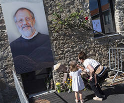 Ofrenda floral al sacerdote Olivier Maire asesinado en en Saint-Laurent-sur-Sèvre.