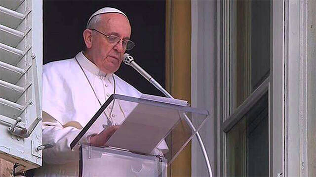 El Papa Francisco durante el rezo del Ángelus.
