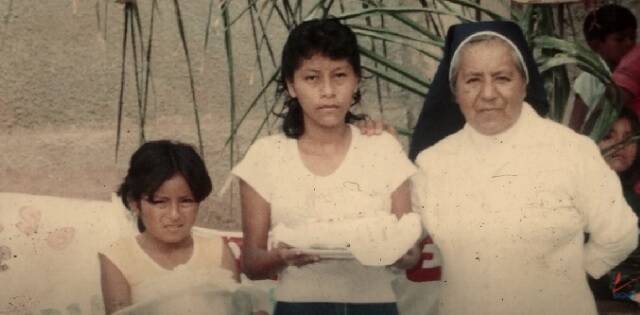 La hermana Aguchita, peruana, mártir, con una niña y una adolescente