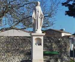 Una estatua de la Virgen María de La-FloUna estatua de la Virgen María de La-Flotte-en-Ré (Francia).tte-en-Ré (Francia).