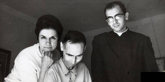 El beato Lolo, su hermana Lucy y el joven sacerdote Rafael Higueras a finales de los años 60