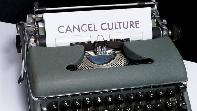Máquina de escribir con una hoja que pone Cancel Culture.