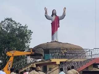 Demolida en la India una estatua de Jesús