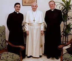 El Papa con los representantes de la Fraternidad San Pedro