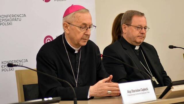 A la izquierda, monseñor Gadecki, presidente de los obispos polaco; a la derecha, monseñor Bätzing, presidente del episcopado alemán
