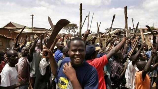 Multitud con machetes en Ruanda.