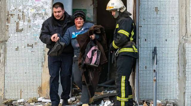 Civiles ucranianos heridos salen de un edificio tras un bombardeo de las tropas rusas