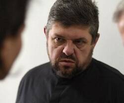 Tijón Kulbaka es un sacerdote católico de rito bizantino que reza un exorcismo por Putin