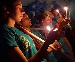 Oración con velas de Salvemos Las Dos Vidas en Colombia en 2019