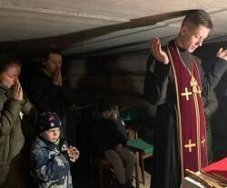 Un sacerdote grecocatólico de la región de Kiev celebra la Divina Liturgia bizantina en un sótano antibombas el último domingo de febrero