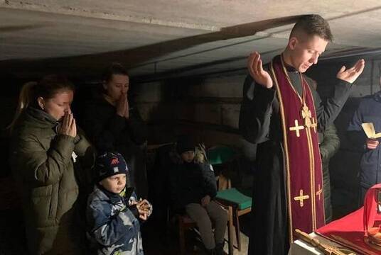 Un sacerdote grecocatólico de la región de Kiev celebra la Divina Liturgia bizantina en un sótano antibombas el último domingo de febrero