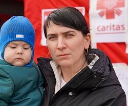 Una madre ucraniana con su hijo en un puesto de acogida de Cáritas en Polonia
