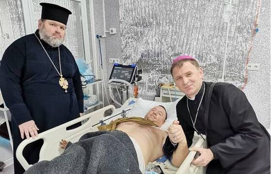 El obispo latino Honcharuk y el metropolita ortodoxo Mitrofán comparten búnker, con familias y heridos, en Járkov, ciudad rusohablante muy bombardeada por los rusos