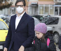 El Presidente de Macedonia del Norte acompaña a la pequeña Embla, con síndrome de Down, a la escuela.