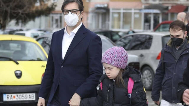 El Presidente de Macedonia del Norte acompaña a la pequeña Embla, con síndrome de Down, a la escuela.