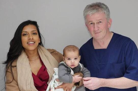 El doctor Kearney con Amrita Kaur y su hijo, cuya vida salvó al revertir su aborto, arrepentida... ahora puede volver a salvar vidas