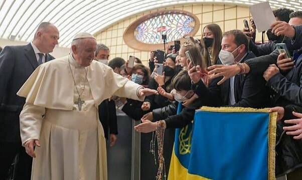El Papa con unos peregrinos ucranianos