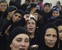 Mujeres coptas lloran la muerte de un ser querido