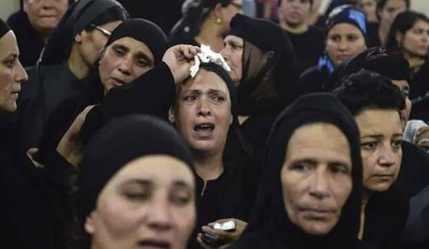 Mujeres coptas lloran la muerte de un ser querido