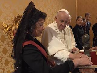 Isabel Celaá presenta credenciales al Papa