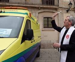El obispo auxiliar de Barcelona Javier Vilanova bendice 2 ambulancias que Cáritas Barcelona envía a Ucrania