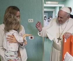 El Papa visita por sorpresa en el Día de San José a los niños ucranianos del Hospital infantil Bambino Gesù