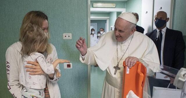 El Papa visita por sorpresa en el Día de San José a los niños ucranianos del Hospital infantil Bambino Gesù