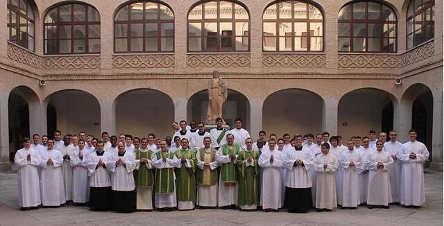 Seminaristas y diáconos de posan en el patio del seminario de Toledo en 2021