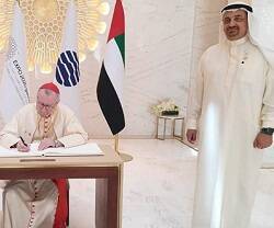 El cardenal Parolin firma en el pabellón de la Santa Sede en la Expo Dubai 2020, que finaliza el 31 de marzo de 2022