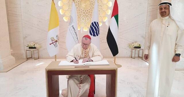 El cardenal Parolin firma en el pabellón de la Santa Sede en la Expo Dubai 2020, que finaliza el 31 de marzo de 2022