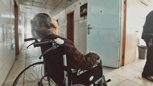 Persona anciana en una silla de ruedas.