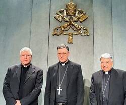 De izquierda a derecha, Ghirlanda, Mellino y Semeraro al presentar Praedicate Evangelium en la Sala de Prensa Vaticana