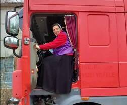La hermana Frantsyska de Caritas Spes Ucrania en un camión