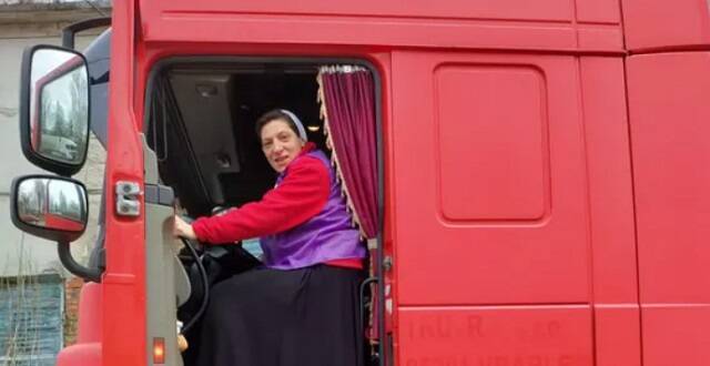 La hermana Frantsyska de Caritas Spes Ucrania en un camión