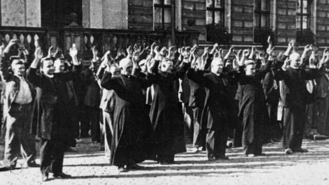 Sacerdotes antes de ser ejecutados en Polonia.