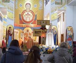 Imagen peregrina de la Virgen de Fátima en una parroquia grecocatólica en Leópolis, Ucrania... la consagración de Rusia y Ucrania alude a varias tradiciones