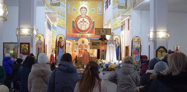 Imagen peregrina de la Virgen de Fátima en una parroquia grecocatólica en Leópolis, Ucrania... la consagración de Rusia y Ucrania alude a varias tradiciones