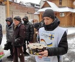 Reparto de sopas calientes en Cáritas Dnipró con nieve en el centro de Ucrania