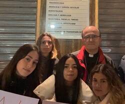 El obispo de Alicante, Munilla, con jóvenes de 40 Días por la Vida que rezan ante el abortorio local