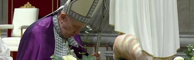 El Papa se inclina ante la imagen de la Virgen de Fátima antes de leer la consagración de Rusia y Ucrania al Inmaculado Corazón