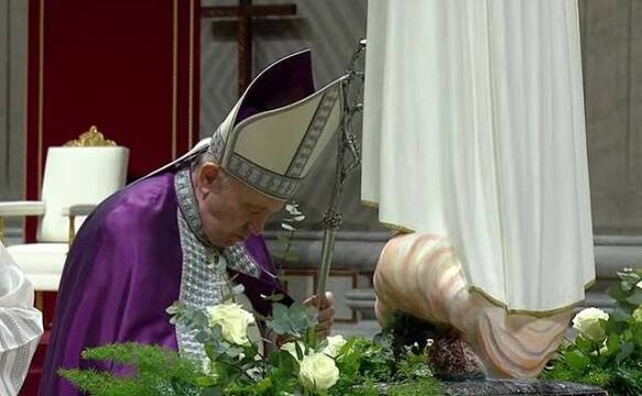 El Papa se inclina ante la imagen de la Virgen de Fátima antes de leer la consagración de Rusia y Ucrania al Inmaculado Corazón