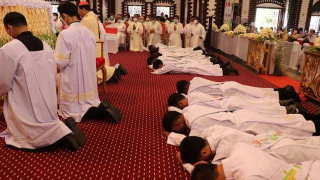 Nuevos sacerdotes de Myanmar.