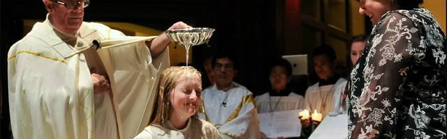 Bautizo de una adolescente en una parroquia católica de Estados Unidos 