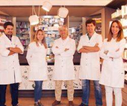 En el centro, el farmacéutico y objetor de conciencia Luis Melgarejo, junto con el equipo de su farmacia de Sevilla.