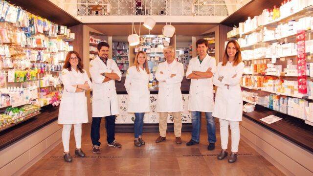 En el centro, el farmacéutico y objetor de conciencia Luis Melgarejo, junto con el equipo de su farmacia de Sevilla.