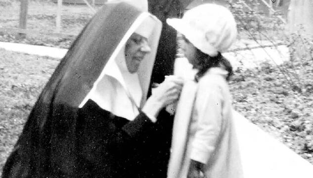 Santa Katharine Drexel con una niña